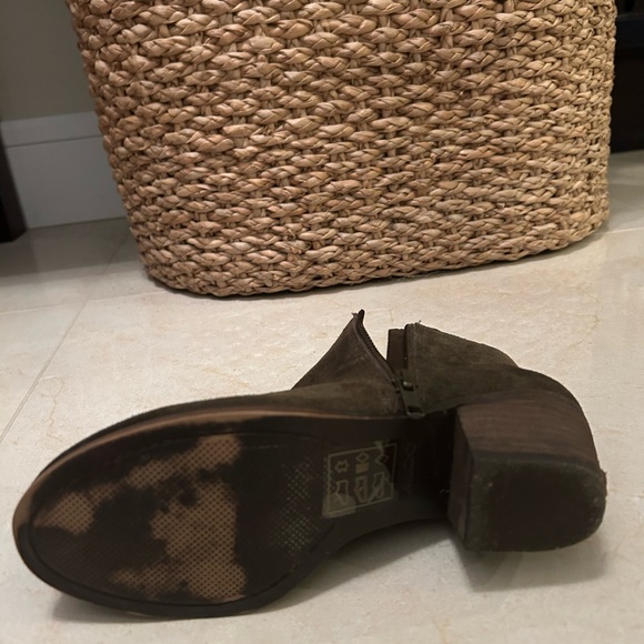 Re thrifting as I purchased them too small - Picture 3 of 3